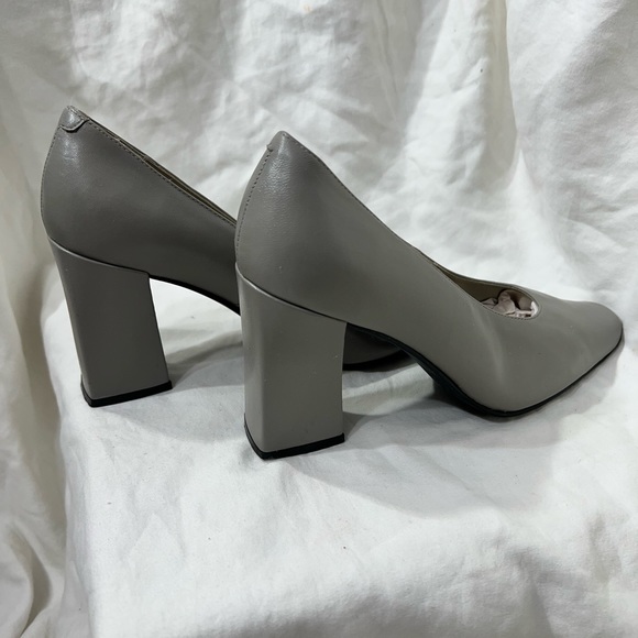 GRAY LEATHER SHOES SOURCE UNKNOWN 6 1/2 B, HEEL HEIGHT IS 3 1/2” INCHES. - Picture 2 of 16